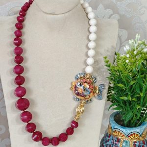 Collana pesce ceramica di Caltagirone con pietre dure amazzonite e corallo bianco