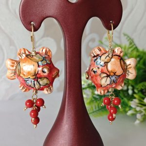 Orecchini pesci ceramica Caltagirone, orecchini perle pasta di corallo rosso, orecchini siciliani