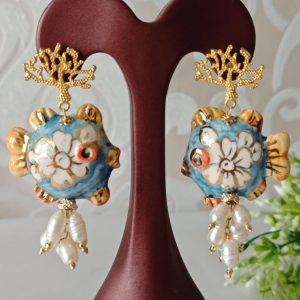 Orecchini pesci ceramica Caltagirone, orecchini perle bianche, orecchini siciliani