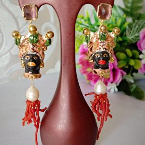 Orecchini teste di moro ceramica Caltagirone, perle bianche e corallo rosso mediterraneo , orecchini siciliani