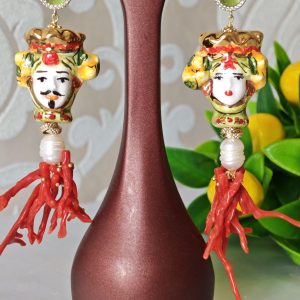 Orecchini teste di moro in ceramica di Caltagirone, perle bianche e corallo rosso naturale, orecchini siciliani
