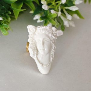 Anello cammeo pasta di corallo bianco e ottone dorato , anello maxi, gioielli italiani