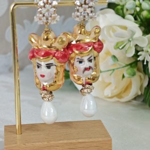 Orecchini teste di moro in ceramica di Caltagirone, perle bianche e fiori,  orecchini siciliani a clip