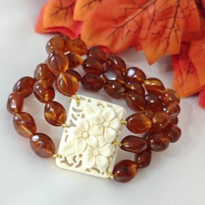 Bracciale perle ambra imitazione e fiori avorio imitazione , bracciale 3 fili elastico