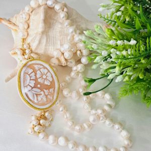 Collana cammeo conchiglia sardonica , collana perle bianche , gioielli italiani