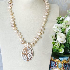 Collana girocollo con cammeo conchiglia sardonica con perle barocche rosé , gioielli italiani