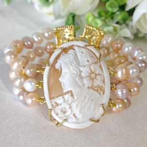 Bracciale cammeo conchiglia sardonica, bracciale perle rosa e argento 925 placcato oro, bracciale 3 fili, gioielli italiani