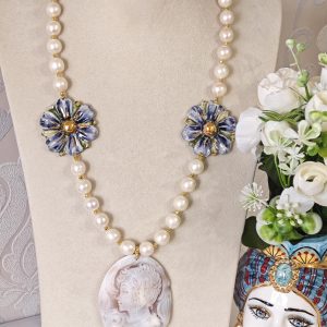 Collana cammeo conchiglia sardonica con fiori ceramica di Caltagirone e perle bianche barocche , gioielli italiani