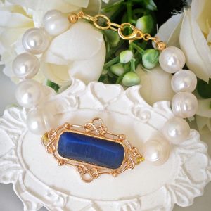 Bracciale perle bianche con elemento quarzo occhio di gatto blu