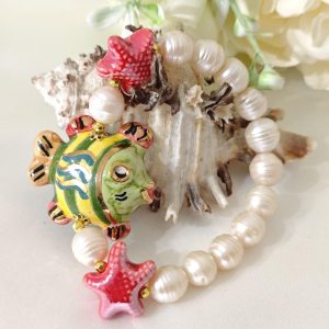Bracciale pesce ceramica Caltagirone con perle bianche e stelle marine, bracciale siciliano