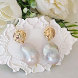 Orecchini perle barocche bianche e monetine argento placcato oro