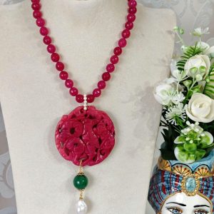 Collana pietre dure agata rosa, perle bianche barocche e  pendente mandala giada itagliata