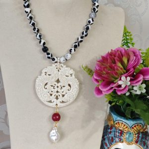Collana pietre dure agata tibetana , perle bianche barocche e  pendente mandala giada itagliata