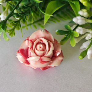 Anello rosa pasta di corallo rosso e ottone dorato , anello maxi
