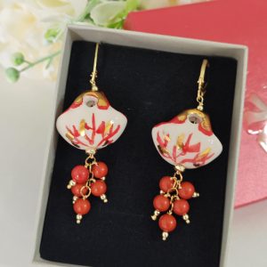 Orecchini borsette ceramica di Caltagirone con perle pasta di corallo rosso ,orecchini siciliani