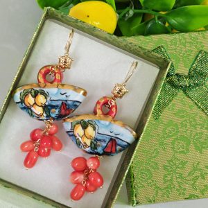 Orecchini borsette ceramica di Caltagirone e perle corallo rosso, orecchini siciliani