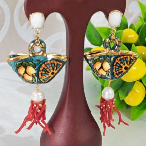 Orecchini  ceramica Caltagirone, orecchini perle bianche e corallo rosso mediterraneo , orecchini siciliani