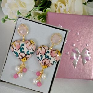 Orecchini cuore ceramica di  Caltagirone, orecchini pietre dure agata rosa e perle bianche, orecchini siciliani