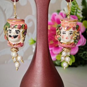 Orecchini siciliani ceramica Caltagirone con grappolo perle bianche , orecchini teste di moro