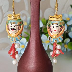 Orecchini ceramica Caltagirone, perle bianche e corallo rosso mediterraneo , orecchini siciliani