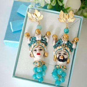 Orecchini teste di moro in ceramica di Caltagirone con grappolo pietre angelite blu, orecchini siciliani