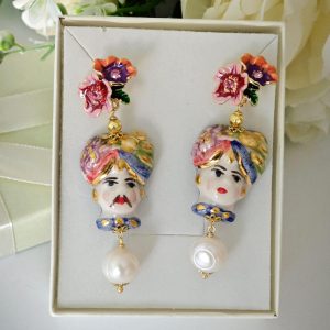 Orecchini ceramica Caltagirone e perle bianche , orecchini teste di moro e fiori smaltati, orecchini siciliani