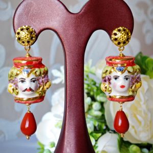 Orecchini teste di moro in ceramica di Caltagirone e perle pasta di corallo rosso , orecchini siciliani