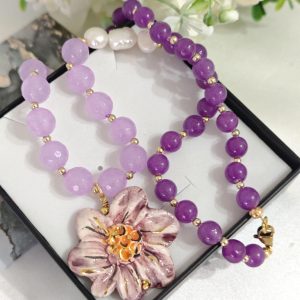 Collana fiore ceramica di Caltagirone con pietre dure agata  viola e perle, collana siciliana