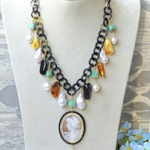 Collana cammeo conchiglia sardonica con perle bianche e catena dorata, gioielli italiani
