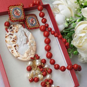 Collana cammeo conchiglia sardonica, piastrelle ceramica Caltagirone e perle pasta di corallo rosso , gioielli italiani