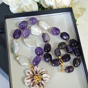 Collana fiore in ceramica di Caltagirone con pietre ametista e perle bianche barocche, collana girocollo, collana siciliana