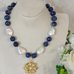 Collana pietre dure lapislazzuli e perle barocche bianche, collana girocollo moderna