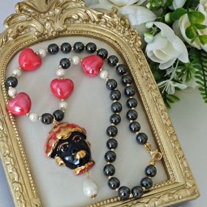 Collana testa di moro in ceramica di Caltagirone con perle ematite e cuori ceramica , collana siciliana