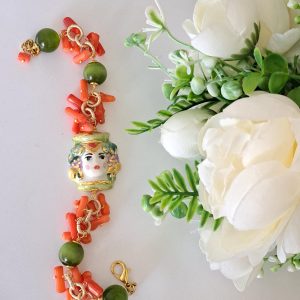 Bracciale testa di moro in ceramica di Caltagirone pietre quarzo verde e corallo, bracciale siciliano
