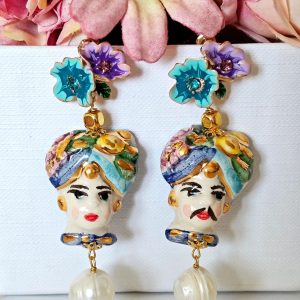 Orecchini ceramica Caltagirone e perle bianche , orecchini teste di moro e fiori rosa , orecchini siciliani