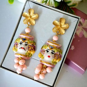 Orecchini teste di moro in ceramica di Caltagirone con grappolo perle pasta di corallo rosa , orecchini siciliani