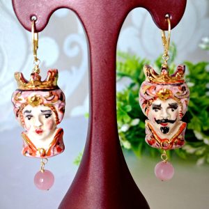 Orecchini teste di moro in ceramica di Caltagirone con pietre quarzo rosa , orecchini siciliani maxi
