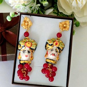 Orecchini siciliani con teste di moro in ceramica di Caltagirone e pietre agata rossa