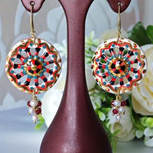 Orecchini ruote  ceramica Caltagirone, perle bianche e pietre agata rossa, orecchini siciliani