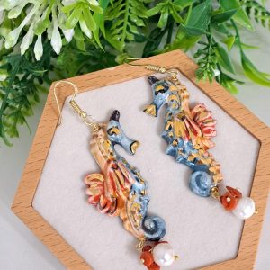 Orecchini cavallucci marini ceramica Caltagirone, orecchini corallo e perle bianche , orecchini siciliani