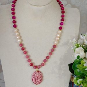 Collana cammeo ceramica di Caltagirone con pietre dure giada rosa e perle, collana siciliana