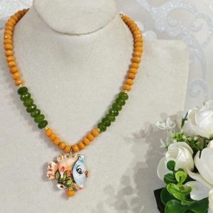 Collana pesce ceramica di Caltagirone con pietre dure onice e peridoto, collana siciliana