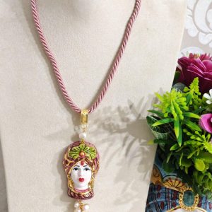 Collana a corda con testa di moro in ceramica Caltagirone e perle bianche, collana siciliana
