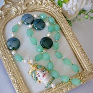 Collana testa di moro in ceramica di Caltagirone con pietre dure quarzo verde , collana siciliana