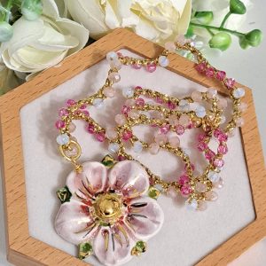 Collana SAKURA con fiore in ceramica di Caltagirone e cristalli , collana siciliana