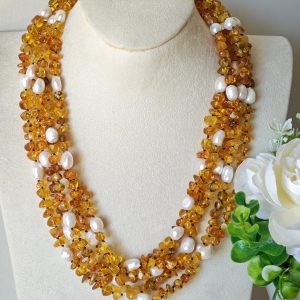 Collana girocollo con perle bianche e ambra baltica, collana multifilo maxi, gioielli italiani