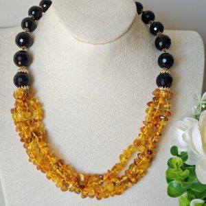 Collana girocollo con pietre dure onice nero e ambra baltica, collana multifilo maxi, gioielli italiani