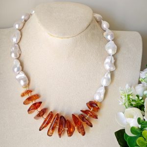 Collana girocollo con perle bianche barocche e ambra baltica, collana maxi, gioielli italiani
