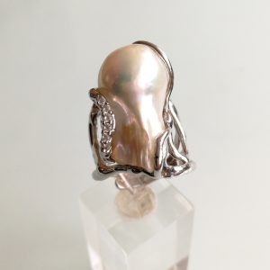 Anello perla naturale barocca bianca. Anello zirconi bianchi. Anello argento. Anello maxi.