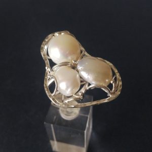 Anello perle naturali barocche bianche imperiali. Anello tre perle multiple.Anello argento.Exlusive jewelry.